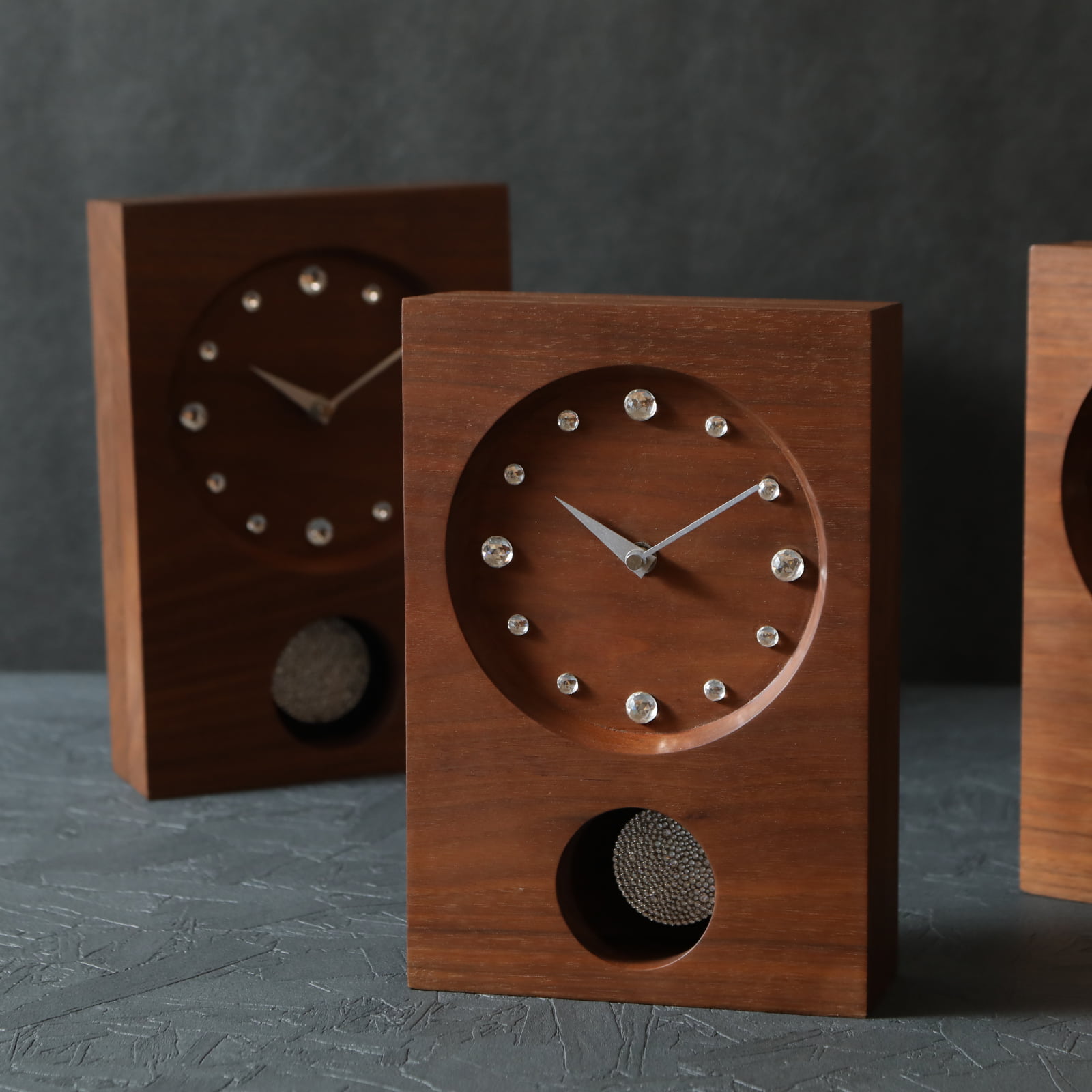 文字盤のクリスタルが美しい三連時計【Crystal】