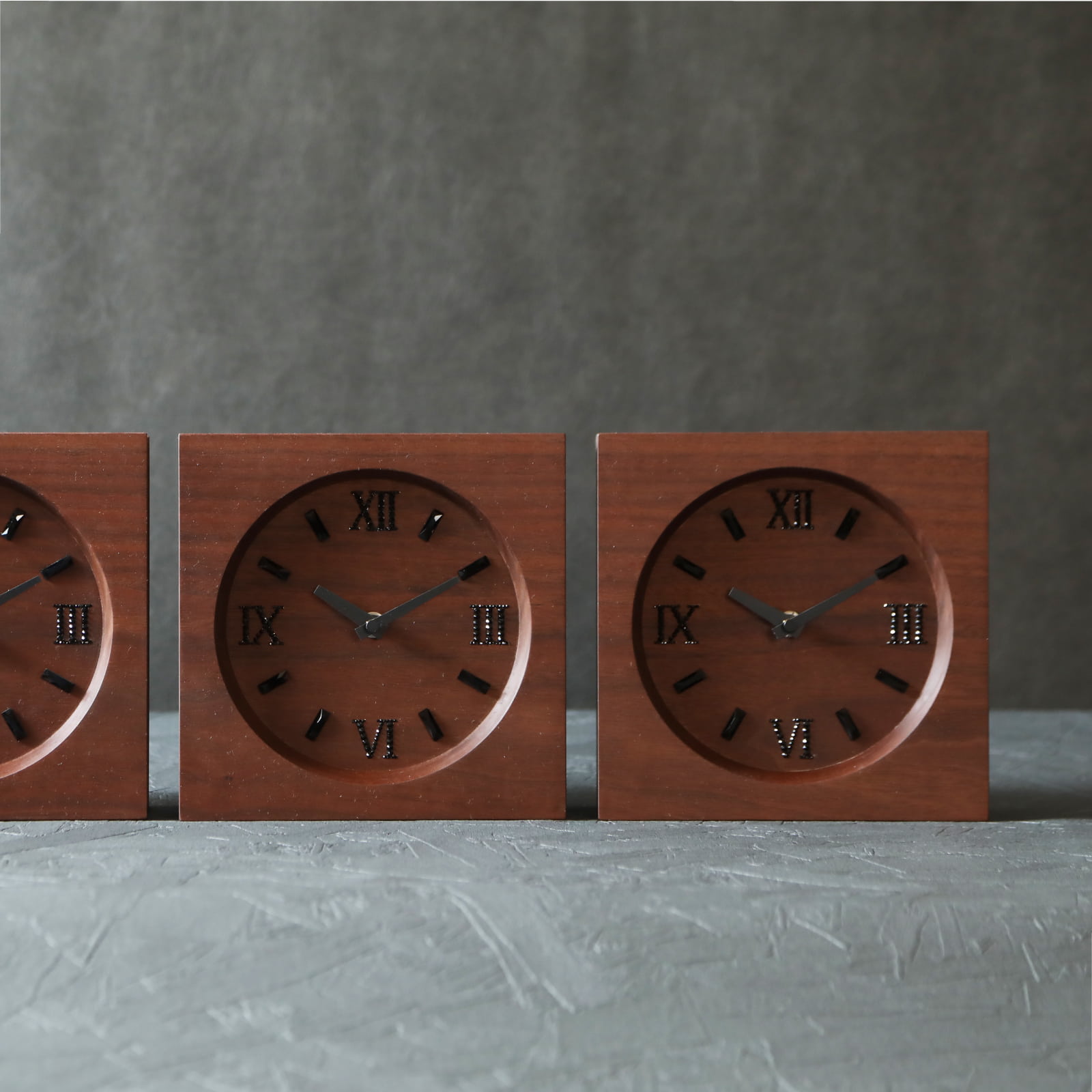 文字盤のクリスタルが美しい三連時計【Crystal】