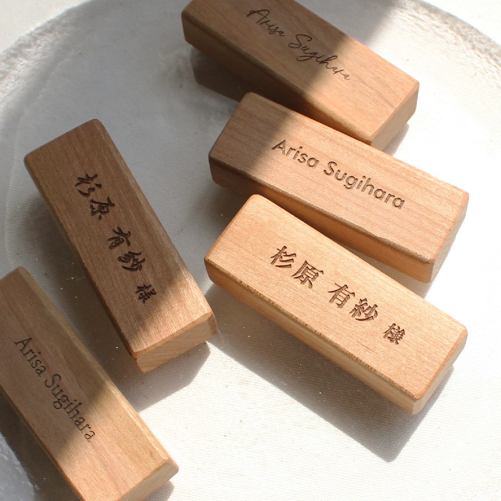 一枚板でできた結婚誓約書