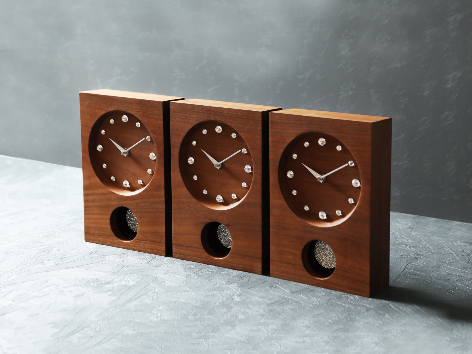 結婚式の両親プレゼント 三連時計【Crystal】木の暮らし最高級、ビジューがきらめく三連時計。