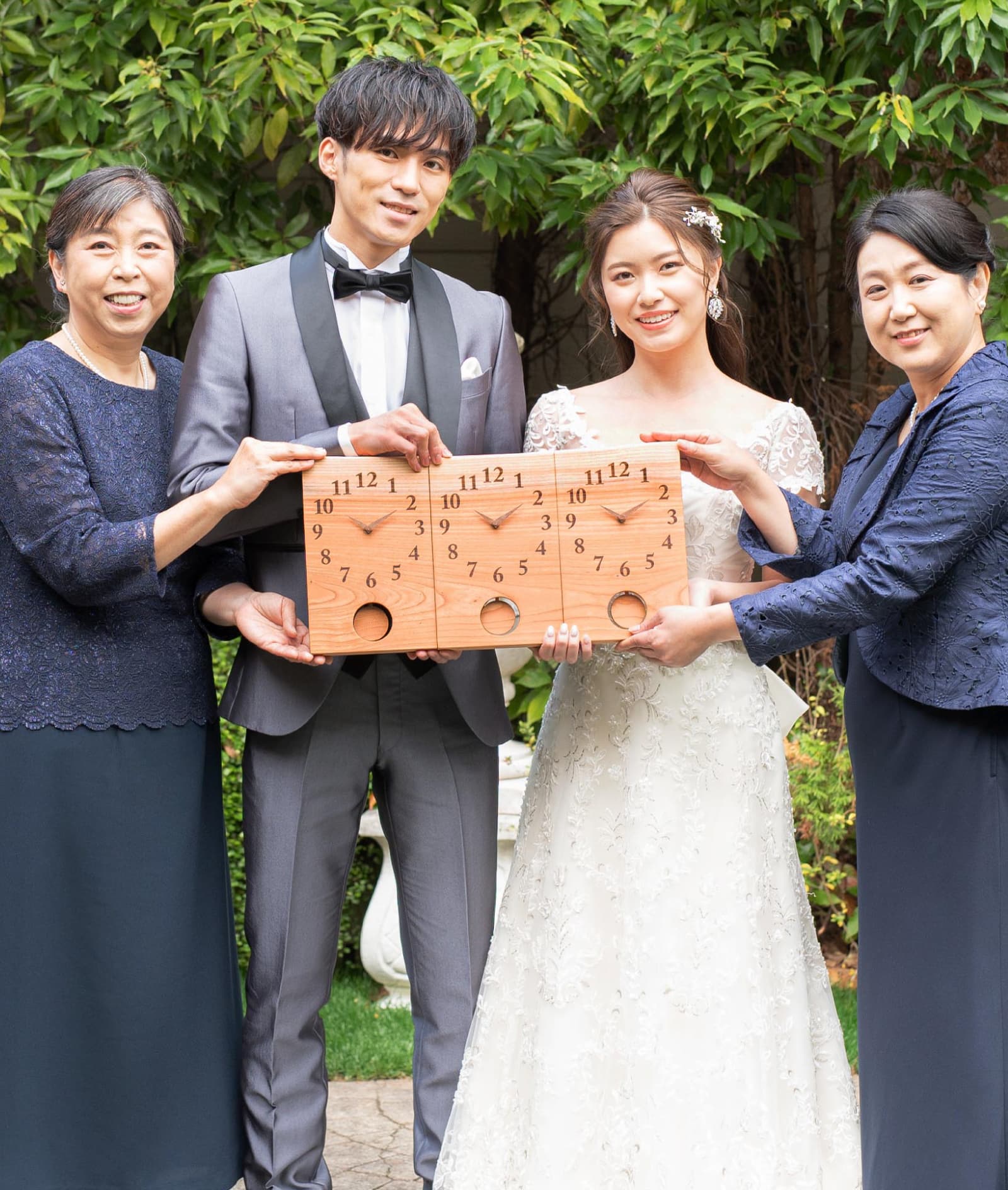 結婚式の両親プレゼント。つながる木目が心をつなげて想いとなる。木の暮らしだけの本物の三連時計