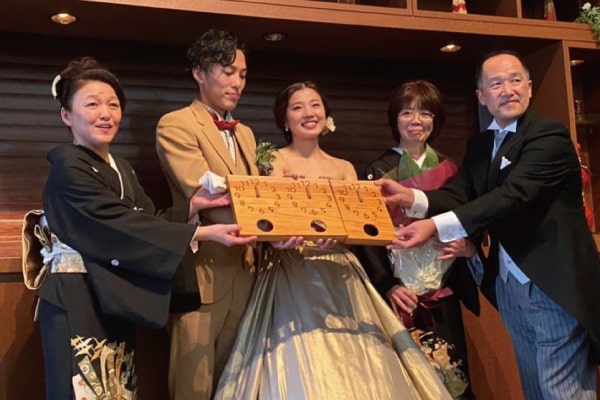 結婚式のクライマックスで三連時計をつなげた写真を撮ることで、3つの家族がつながった記念となります