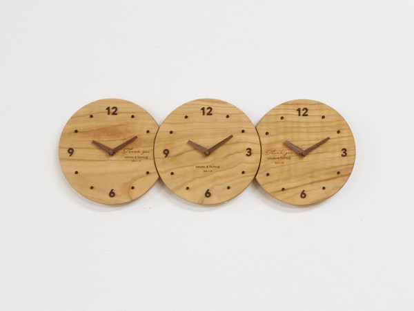結婚式の両親プレゼント 三連時計【Moon】木の暮らし初の丸い三連時計