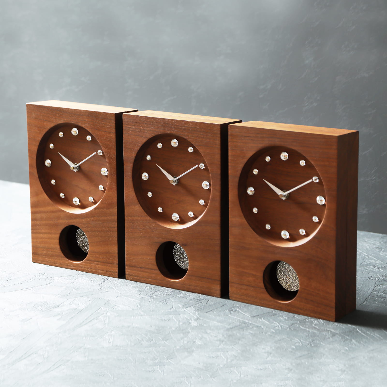 結婚式の両親プレゼント 三連時計【Crystal】木の暮らし最高級、ビジューがきらめく三連時計。