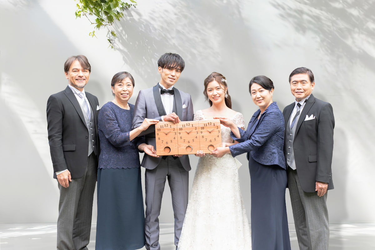 結婚するご両家とその橋渡しをする新郎新婦、3つの時間がひとつにつながる 絆の結婚記念品 三連時計