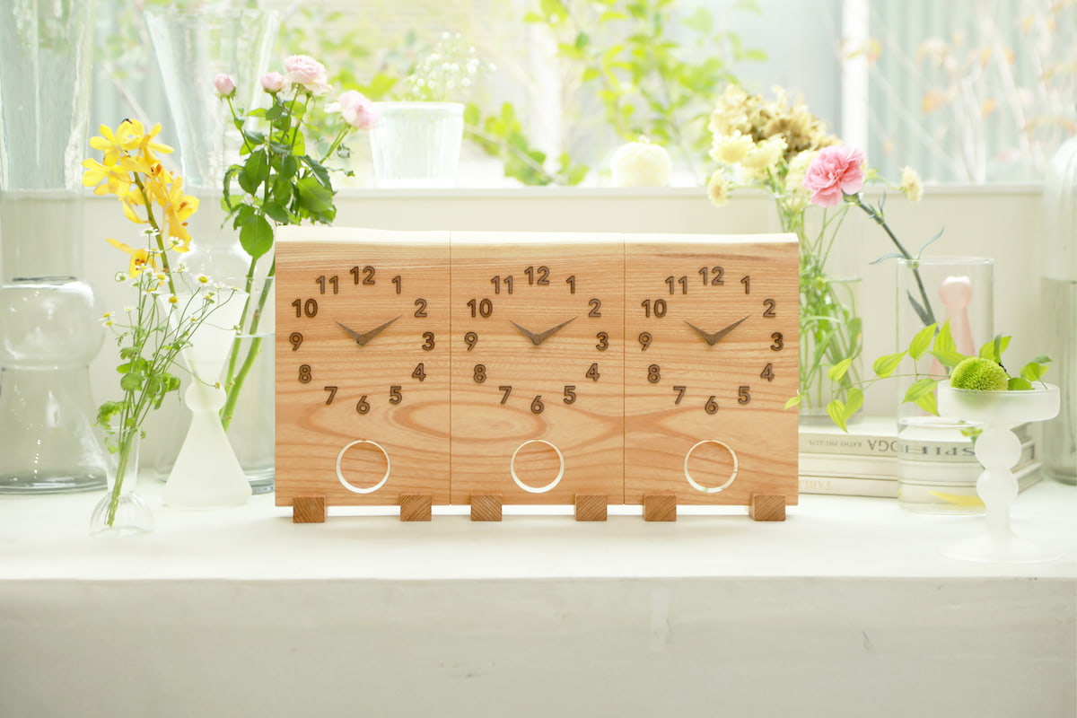 自然の木から職人が手作りで作り上げる、世界でひとつの両親贈呈品 三連時計