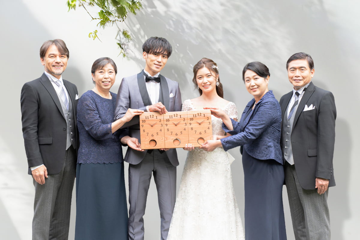 結婚するご両家とその橋渡しをする新郎新婦、3つの時間がひとつにつながる 絆の結婚記念品 三連時計