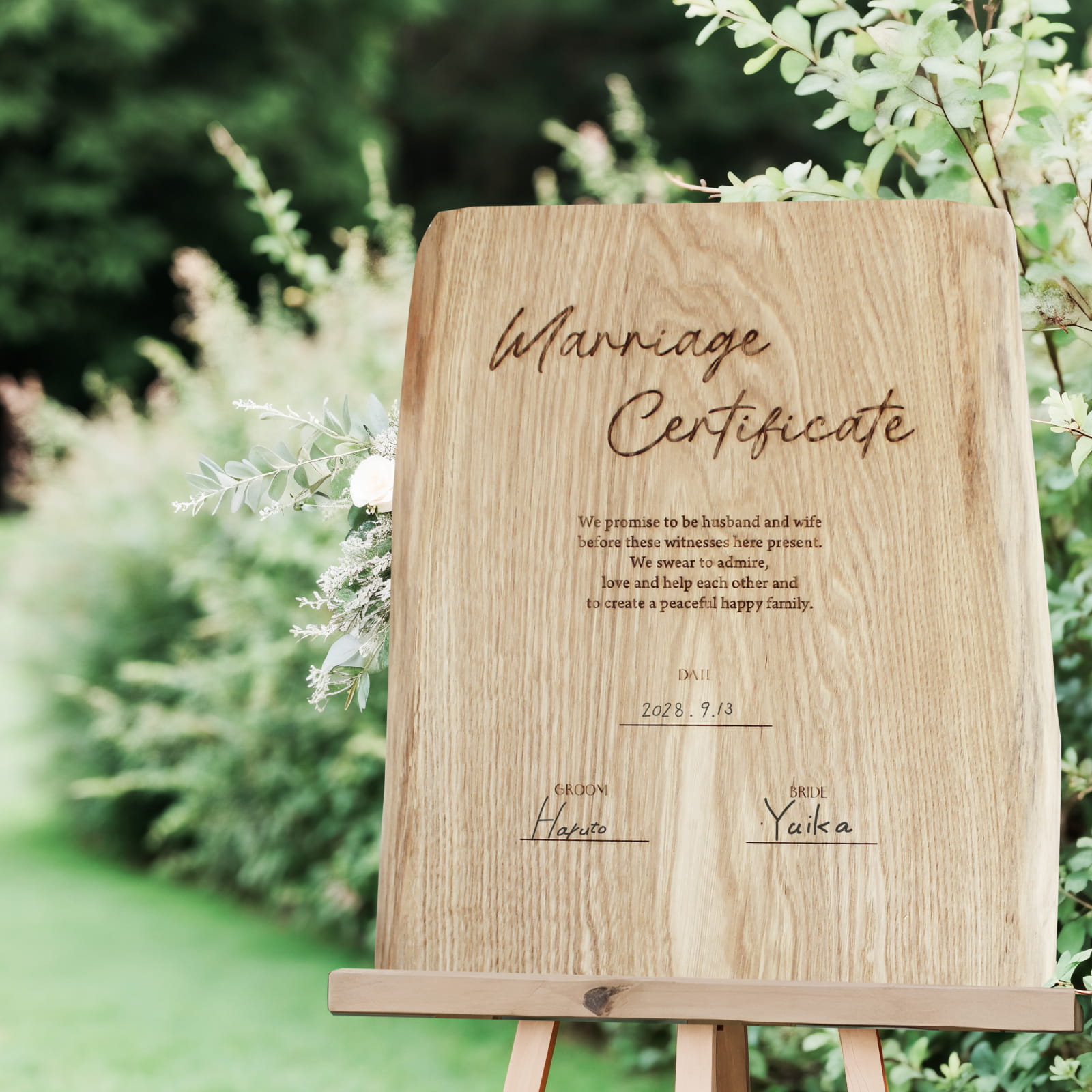 一枚板でできた結婚誓約書